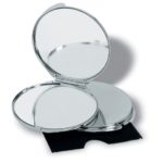 Stříbrné make-up zrcátko se standardním a zvětšovacím sklem. V saténovém obalu.