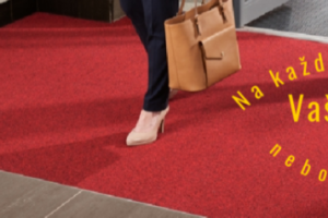 I červený koberec s vlastním potiskem
